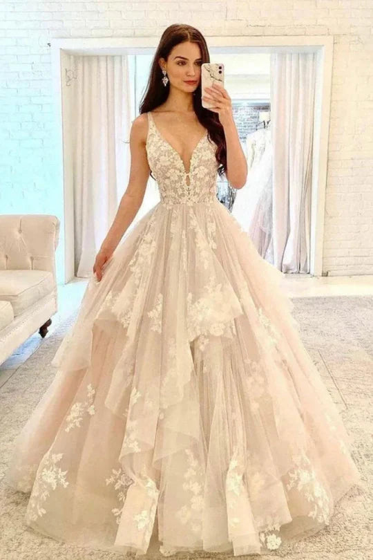 Elegant V-Neck Sleeveless Ball Gown Tulle Wedding Dresses with Appliques